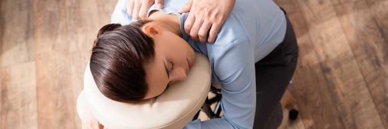 Séance de massage sur chaise pour Vitalité au Travail par RenaiSens, parfait pour les professionnels.