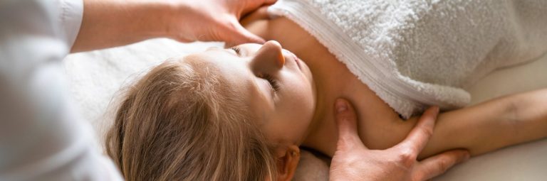 Massage spécial pour enfants, Douceur et Équilibre, chez RenaiSens, adapté et sécurisé