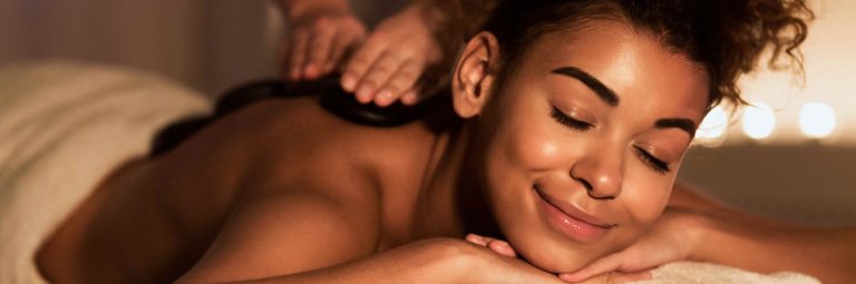 Massage aux pierres chaudes pour une harmonie thermique profonde, disponible chez RenaiSens