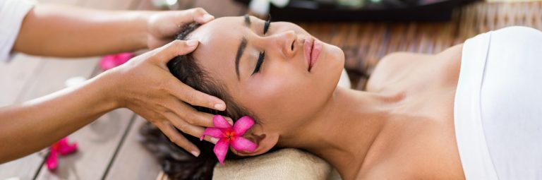 Session de massage Lomi Lomi offrant une harmonie hawaïenne chez RenaiSens, Vallée du Gier