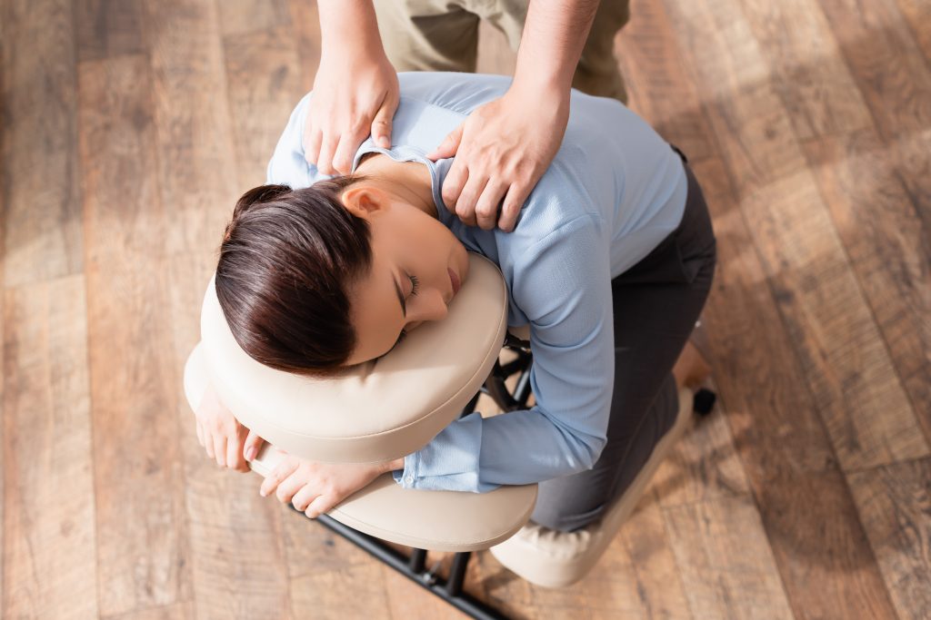 Séance de massage sur chaise pour Vitalité au Travail par RenaiSens, parfait pour les professionnels.