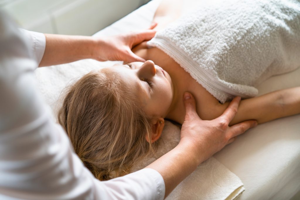 Massage spécial pour enfants, Douceur et Équilibre, chez RenaiSens, adapté et sécurisé
